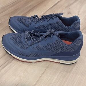 L.L Bean walking/running sneakers Sz 9